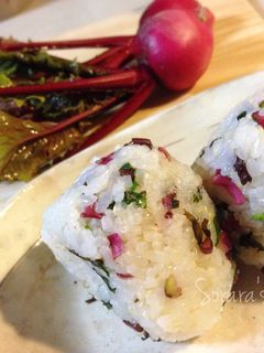 シャキシャキ♡赤かぶの葉の塩漬けおにぎり-レシピのメイン写真