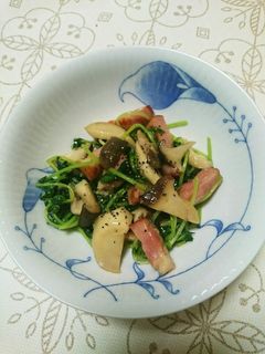 豆苗とエリンギとベーコンのガリバタ炒め-レシピのメイン写真