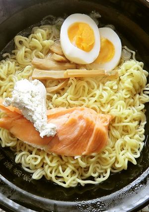 塩ラーメン+ナチュラルチーズ+焼き鮭-レシピのメイン写真