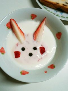 ヨーグルトアート♥苺でうさぎ-レシピのメイン写真