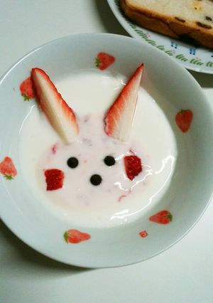 ヨーグルトアート♥苺でうさぎ-レシピのメイン写真