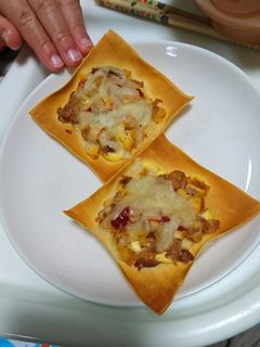 余ったワンタンの皮で☆ツナたまピザ-レシピのメイン写真