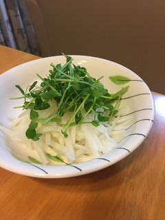 簡単っす!大根と豆苗のおいしいサラダ-レシピのメイン写真