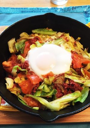 キャベツとコーンビーフ炒めの目玉焼き乗せ-レシピのメイン写真