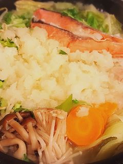 鶏ももと鮭のみぞれ鍋-レシピのメイン写真
