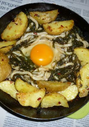 鉄パンであかもくたっぷりポテト焼きうどん-レシピのメイン写真