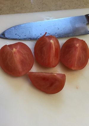 ブチュっと出ないトマトの切り方(一例)-レシピのメイン写真