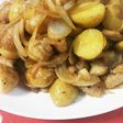 鶏皮とじゃがいものにんにくバター炒め