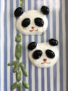 ヨーグルトアート 黒豆パンダ-レシピのメイン写真
