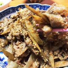 รูปของ ごまがうまい！豚肉とゴボウの甘辛炒め煮♪