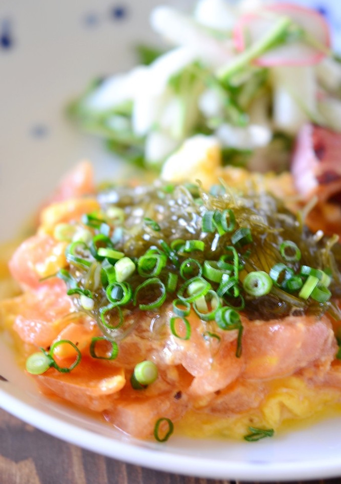 がごめ昆布とトマトのふわふわ卵炒め-レシピのメイン写真