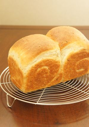 ゴマ入り山型食パン-レシピのメイン写真