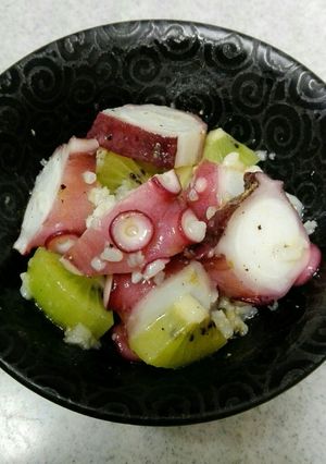 酒塩糀でタコとキウイの和え物-レシピのメイン写真