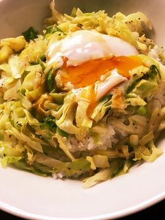 キャベツ目玉焼き丼^ ^-レシピのメイン写真
