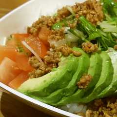 รูปของ ピリ辛で美味！アボカドサラダ丼