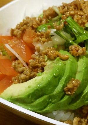ピリ辛で美味！アボカドサラダ丼-レシピのメイン写真
