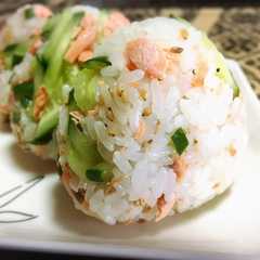 รูปของ 簡単褒めらレシピ！鮭ときゅうりの混ぜご飯