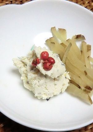 豆皿に、ブルサンと秋田のいぶりガッコ-レシピのメイン写真