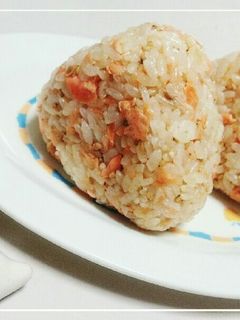 朝ごはんにも!ごま油香る鮭おにぎり-レシピのメイン写真