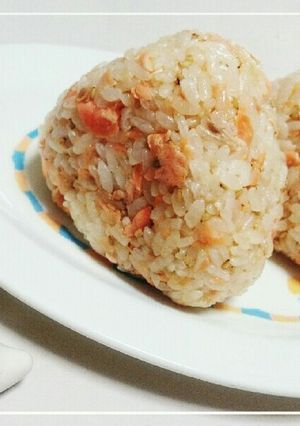 朝ごはんにも！ごま油香る鮭おにぎり-レシピのメイン写真