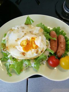 超簡単・美味♪目玉焼きのっけサラダライス-レシピのメイン写真