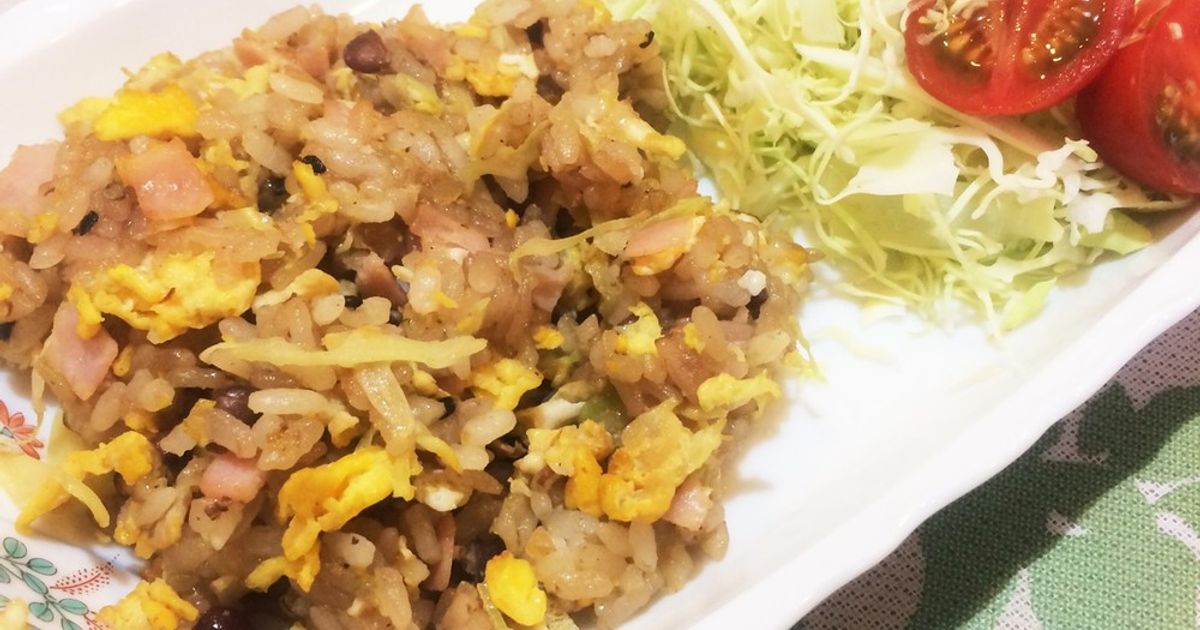 お赤飯チャーハン 余った赤飯でピリ辛絶品チャーハン by よしださとやん