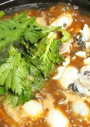牡蠣鍋は豚バラごぼう舞茸ねぎ春菊赤だしで-レシピのメイン写真