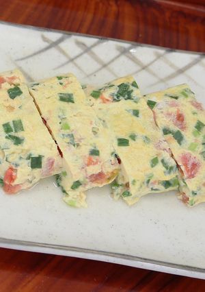 お弁当のおかずにニラとトマトのたまご焼き-レシピのメイン写真