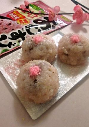 おむすび山桜餅もち風味で♬桜もち-レシピのメイン写真