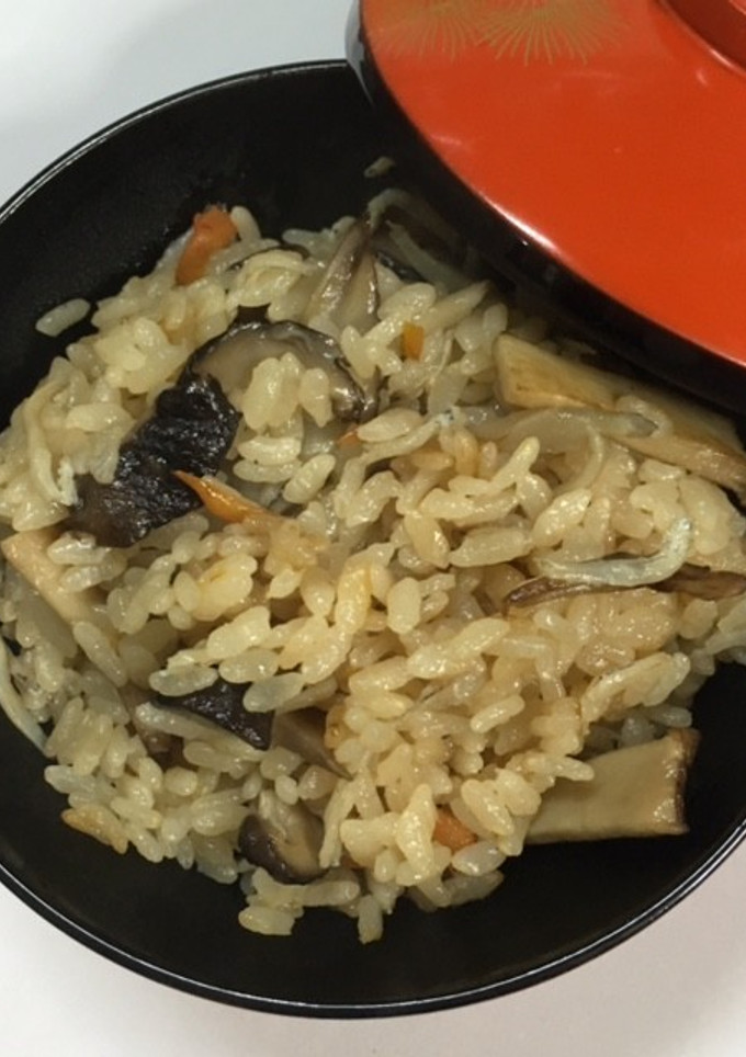 焼ききのことちりめんじゃこの炊きこみご飯-レシピのメイン写真
