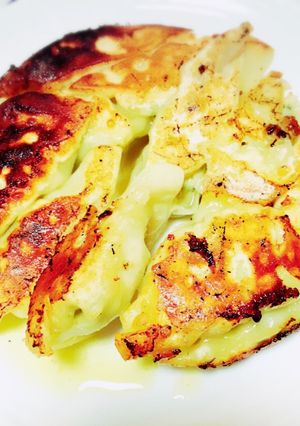 鶏挽肉とモッツアレラとバジルソースの餃子-レシピのメイン写真