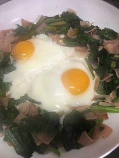 目玉焼き+ほうれん草とベーコン炒め-レシピのメイン写真