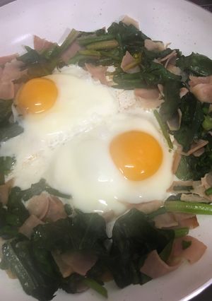 目玉焼き+ほうれん草とベーコン炒め-レシピのメイン写真