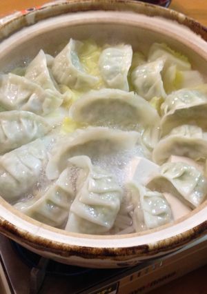 簡単!わが家の餃子鍋(水炊き風)-レシピのメイン写真