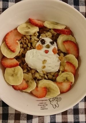 フルグラに雪だるま ヨーグルトアート-レシピのメイン写真