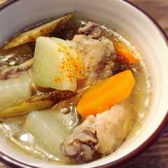 รูปของ 塩だけで♪手羽中と根菜の食べるスープ