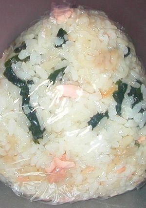 サーモン＆かに風味海鮮汁のおにぎり-レシピのメイン写真