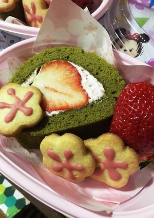 ＊スイーツ粉で＊抹茶と苺のロールケーキ-レシピのメイン写真
