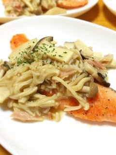 簡単♪鮭のムニエル~きのこソテーのせ~-レシピのメイン写真