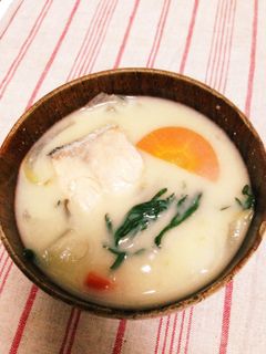生姜でポカポカ!鮭と春菊の粕汁-レシピのメイン写真