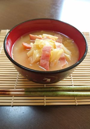 どっさり♪きゃべつとベーコンのお味噌汁-レシピのメイン写真
