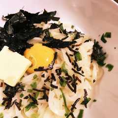 รูปของ こくうま簡単♡塩昆布とバターの釜玉うどん