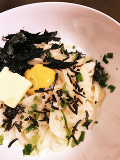 こくうま簡単♡塩昆布とバターの釜玉うどん-レシピのメイン写真