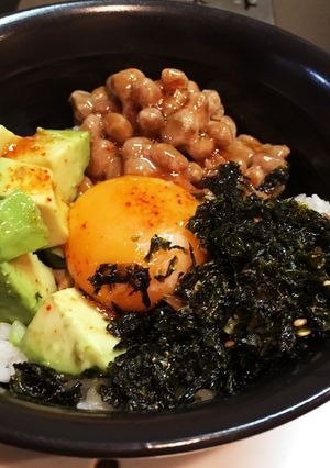 簡単！ピリ辛アボカド納豆卵ごはん-レシピのメイン写真