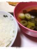 生姜でぽかぽか☆減塩ネギわかめスープ