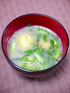 簡単!じゃがバタ春菊のお味噌汁-レシピのメイン写真
