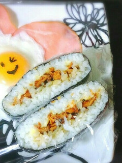 簡単!さんまの蒲焼缶とチーズのおにぎらず-レシピのメイン写真