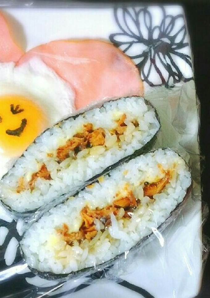簡単！さんまの蒲焼缶とチーズのおにぎらず-レシピのメイン写真