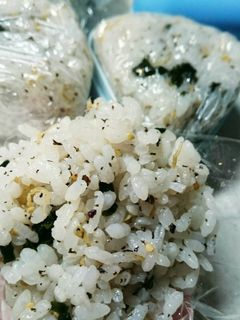 白だしで☆ワカメゆかりおにぎり-レシピのメイン写真