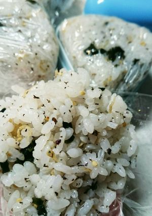 白だしで☆ワカメゆかりおにぎり-レシピのメイン写真